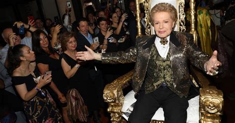 Passing of astrologer Walter Mercado draws fan reactions.